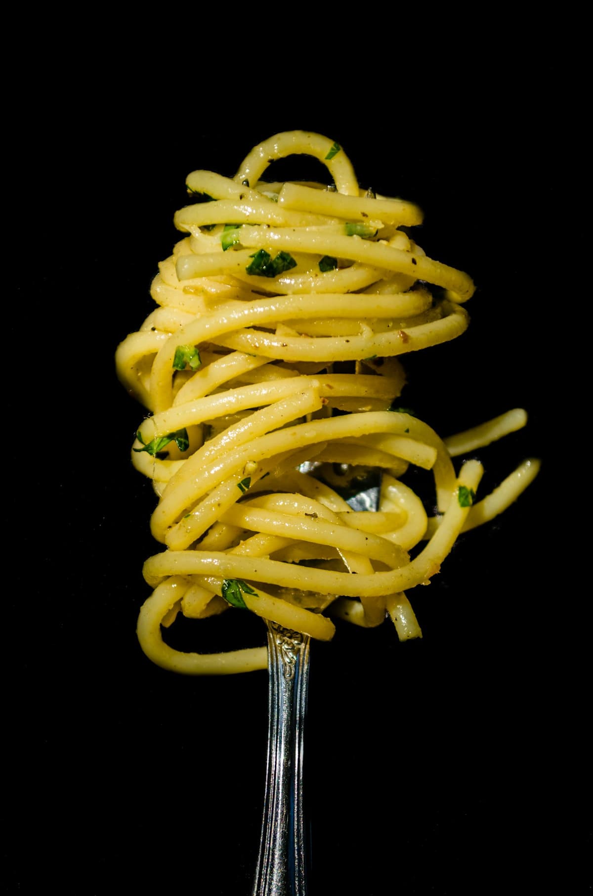 Una forchettata di pasta all’aglio e olio con prezzemolo